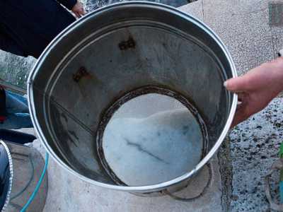 ... a cui � stato rimosso il fondo e sostituito con un vetro circolare: reggendolo dalla parte superiore verr� calato in mare, permettendo di guardare sotto il pelo dell�acqua